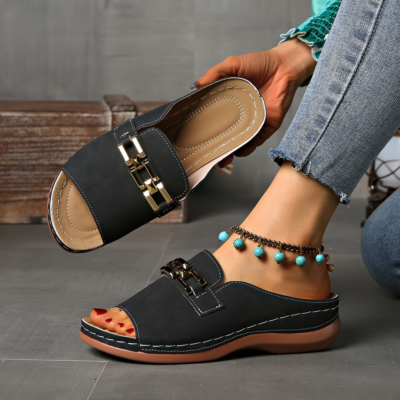 Mules Compensées Confort à Boucle Dorée