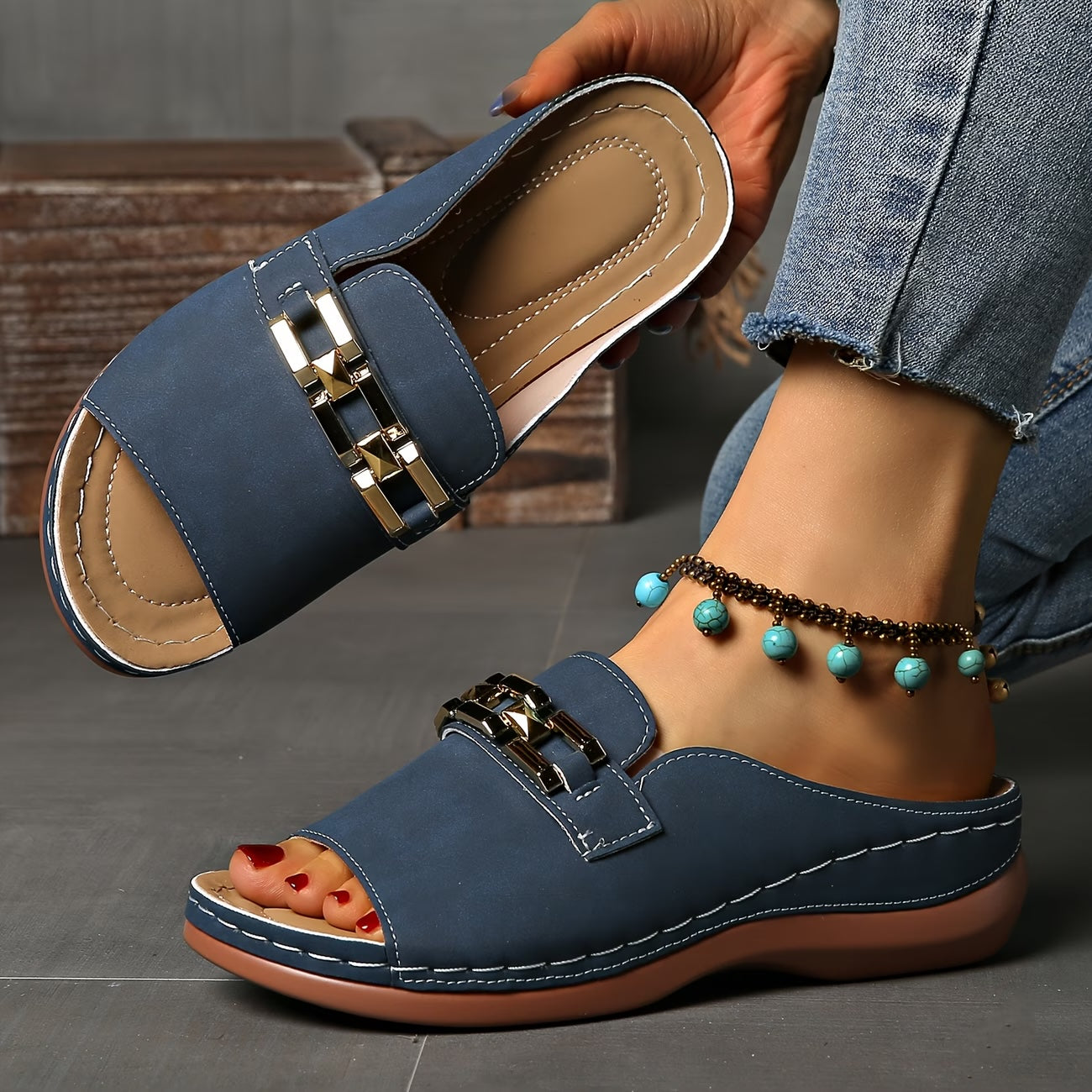 Mules Compensées Confort à Boucle Dorée
