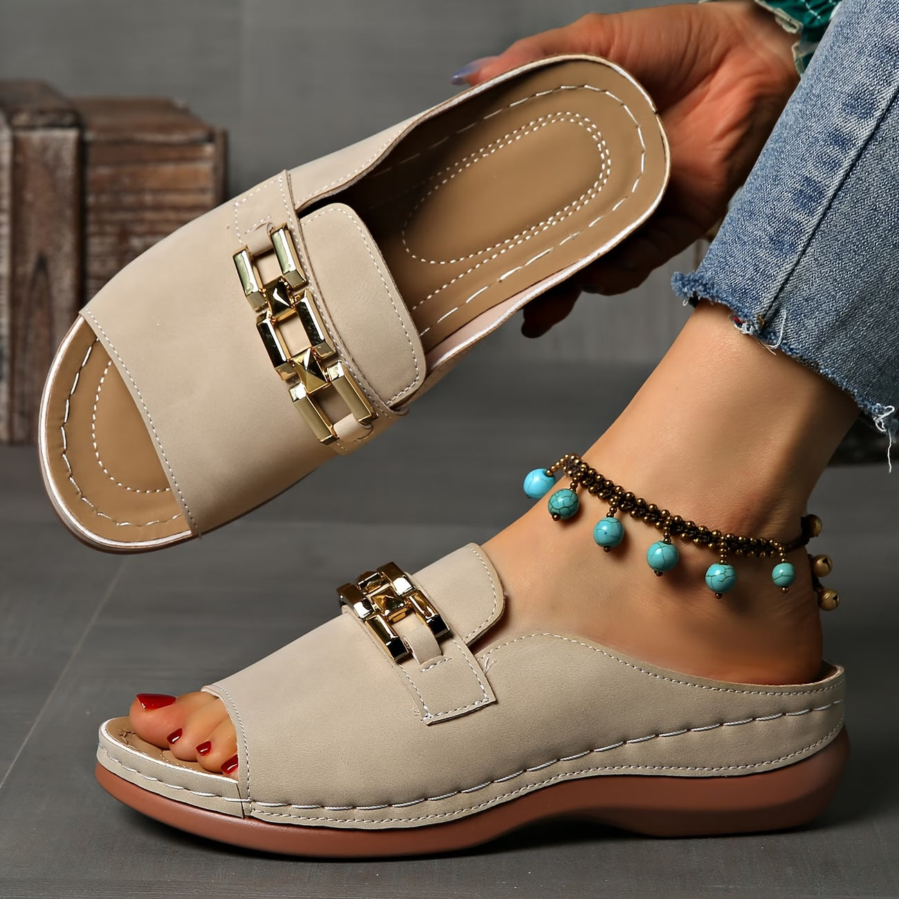 Mules Compensées Confort à Boucle Dorée