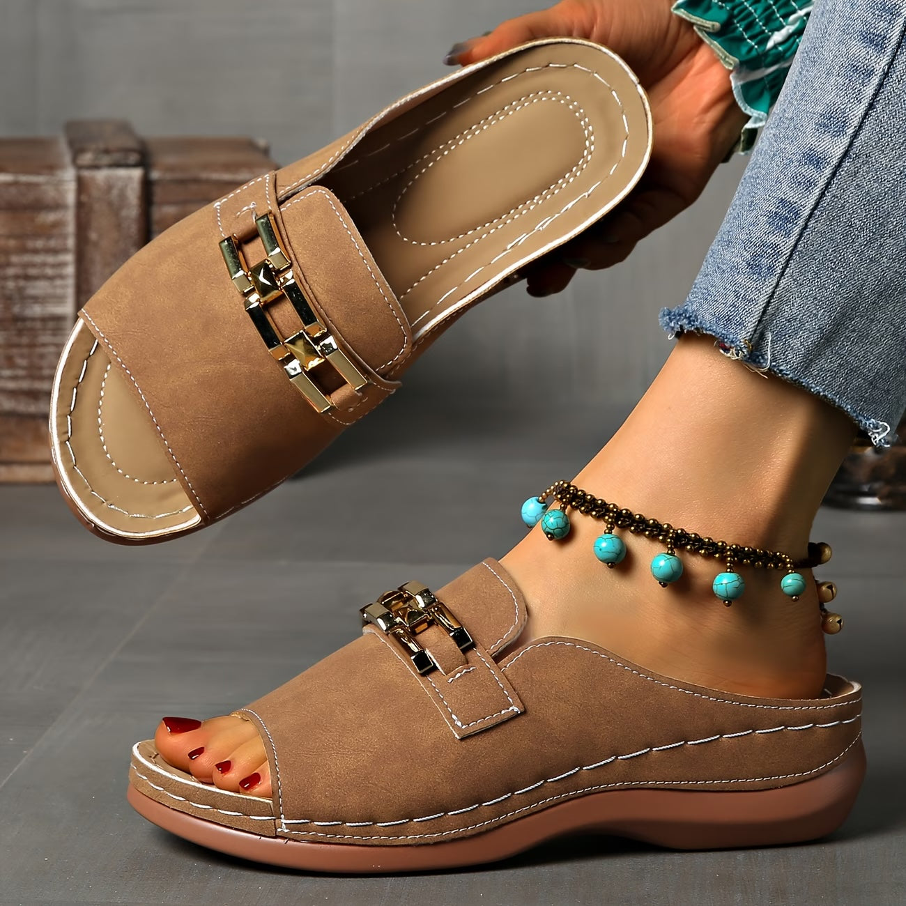 Mules Compensées Confort à Boucle Dorée